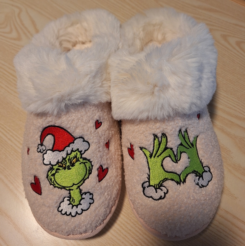 American Eagle Outfitters Cream and Green Slippers